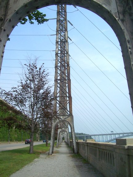  Wires exporting electricity from Niagara Falls, Ontario, to the USA